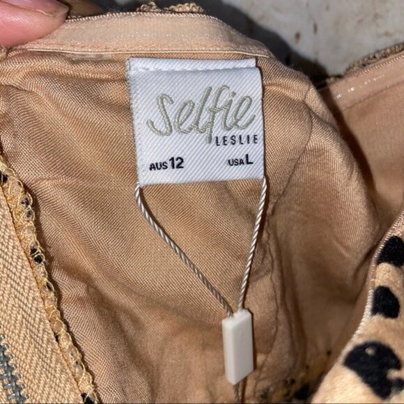 Selfie LeslieTigerlily Tiered Frill Off The Shoulder Top Leopard Size La… - Picture 4 of 5